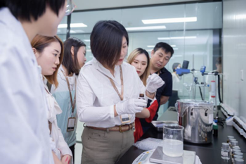 参观麦吉丽研发工厂，揭秘高端国货护肤品牌背后的故事