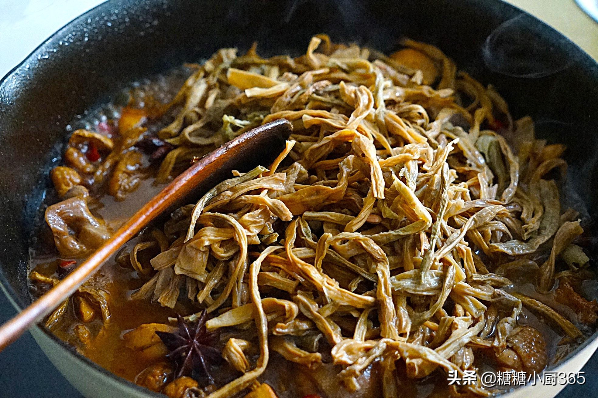 干豆角最爱这样吃，炖满满一锅，香味四溢好解馋，两碗米饭打不住