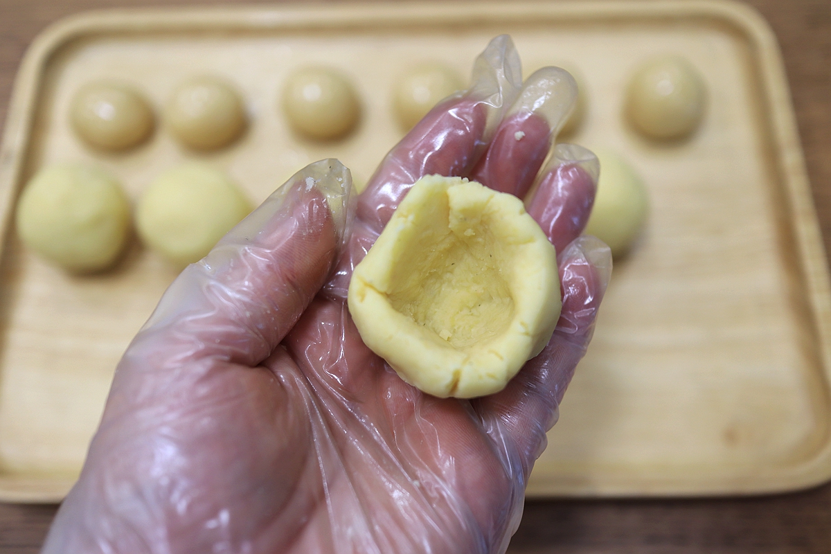 黑芝麻酱绿豆沙月饼还真好吃，说啥也得试一试，歪打正着的美味