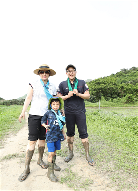 正能量！郭晶晶霍启刚带儿子下田插秧：小腿全是泥 接地气的豪门