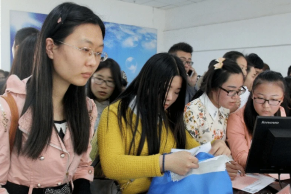 多地中小学闹“教师荒”，编制数却显示超标，网友：老师去哪了？