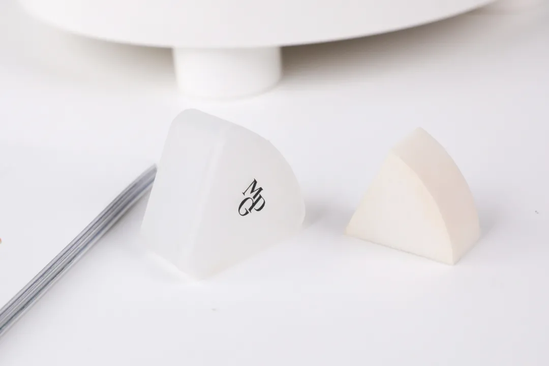 美妆蛋过气了？这些新款上妆工具有点东西