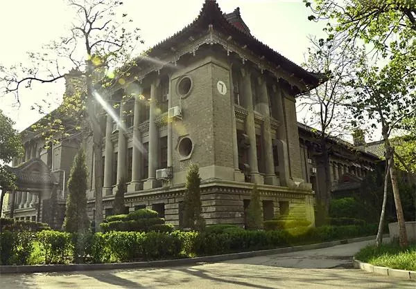 河南大學法學院(擇校篇) - 鬱金香