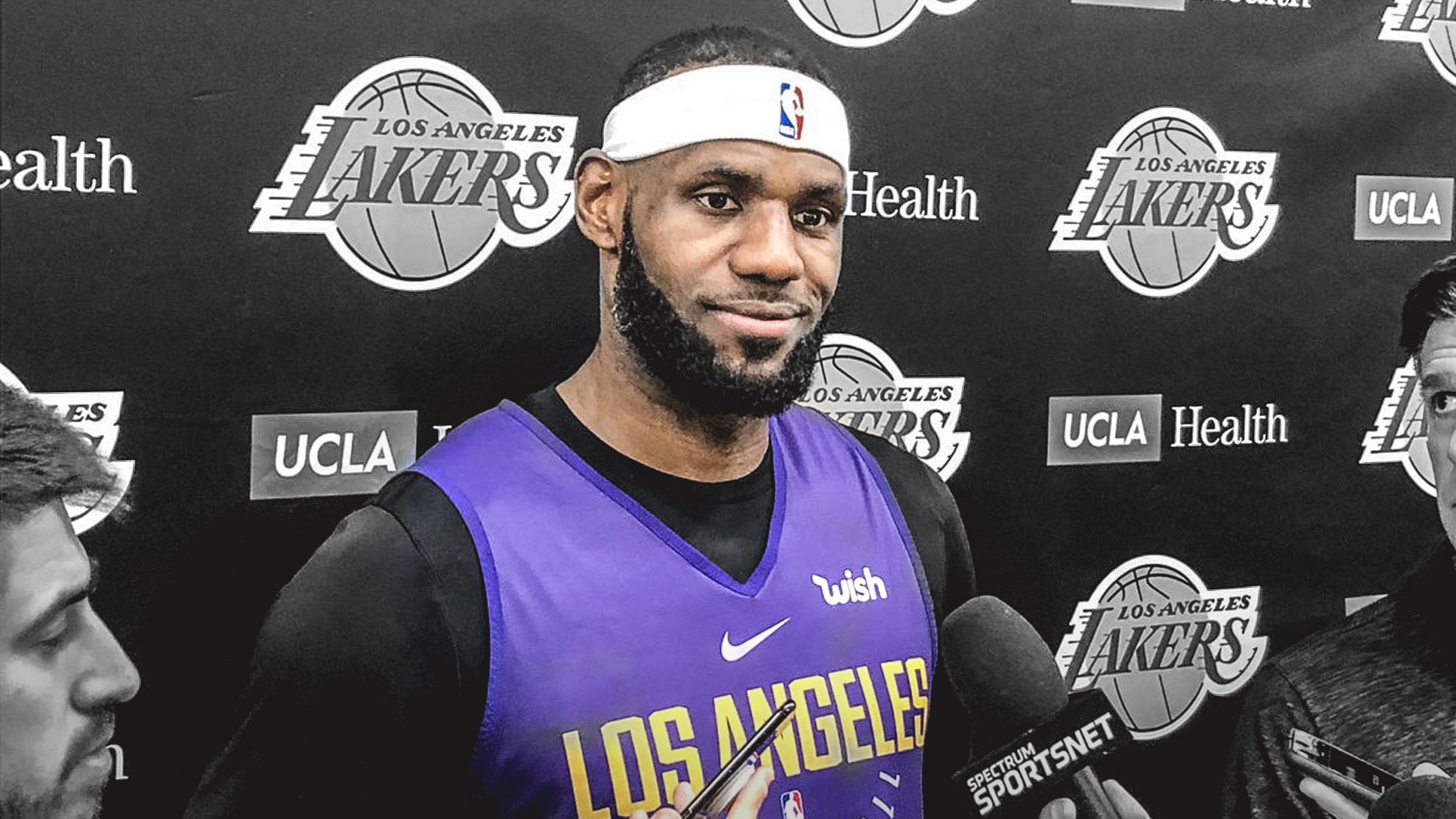 nba球员为什么都往头顶看(NBA冷知识！詹姆斯为何戴发带？)