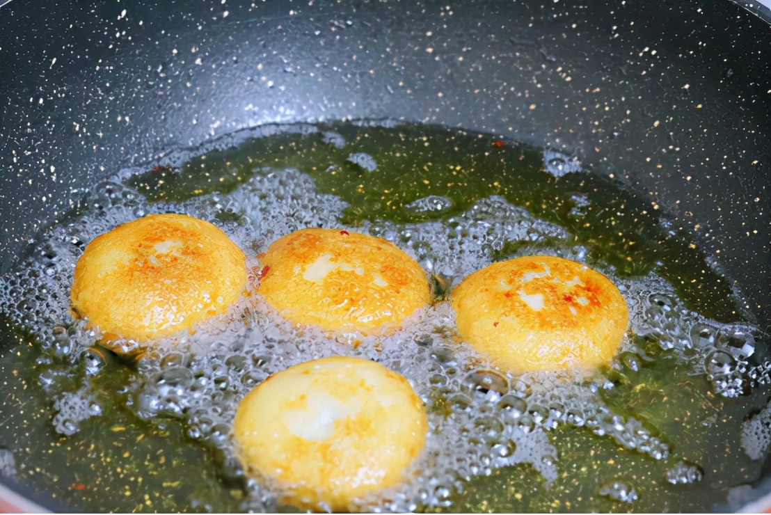 1碗糯米粉加上半勺红糖，做一份好吃解馋的小吃，软糯好吃