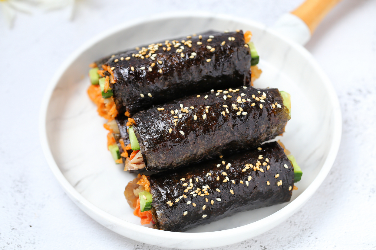 香喷喷的肥牛饭卷，不用竹帘直接上手卷，孩子一口气吃了好几根