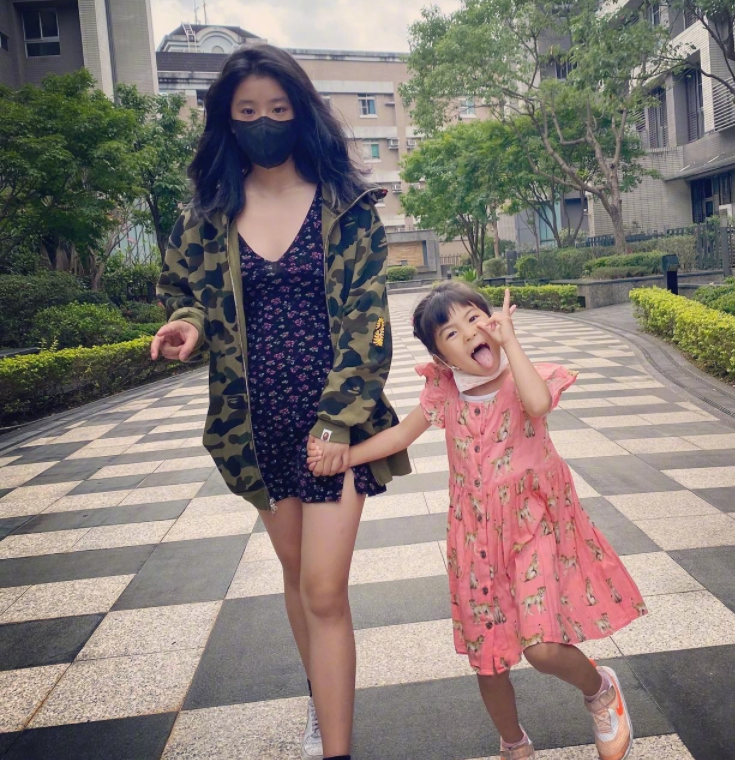 47岁贾静雯生日晒三女儿，咘咘颜值最像亲妈，梧桐妹越长越漂亮