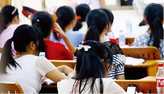 班主任上课突然查手机，普通学生只会放兜里，这种操作才最秀