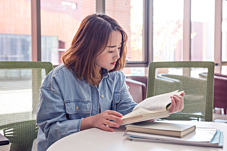 文科生青睐的热门高校排行，清华力压北大，上财成功步入首批名单