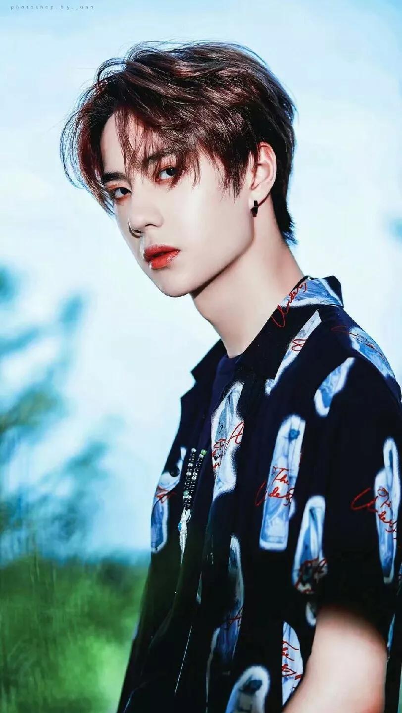 中国内地男歌手，演员，职业摩托车赛手王一博