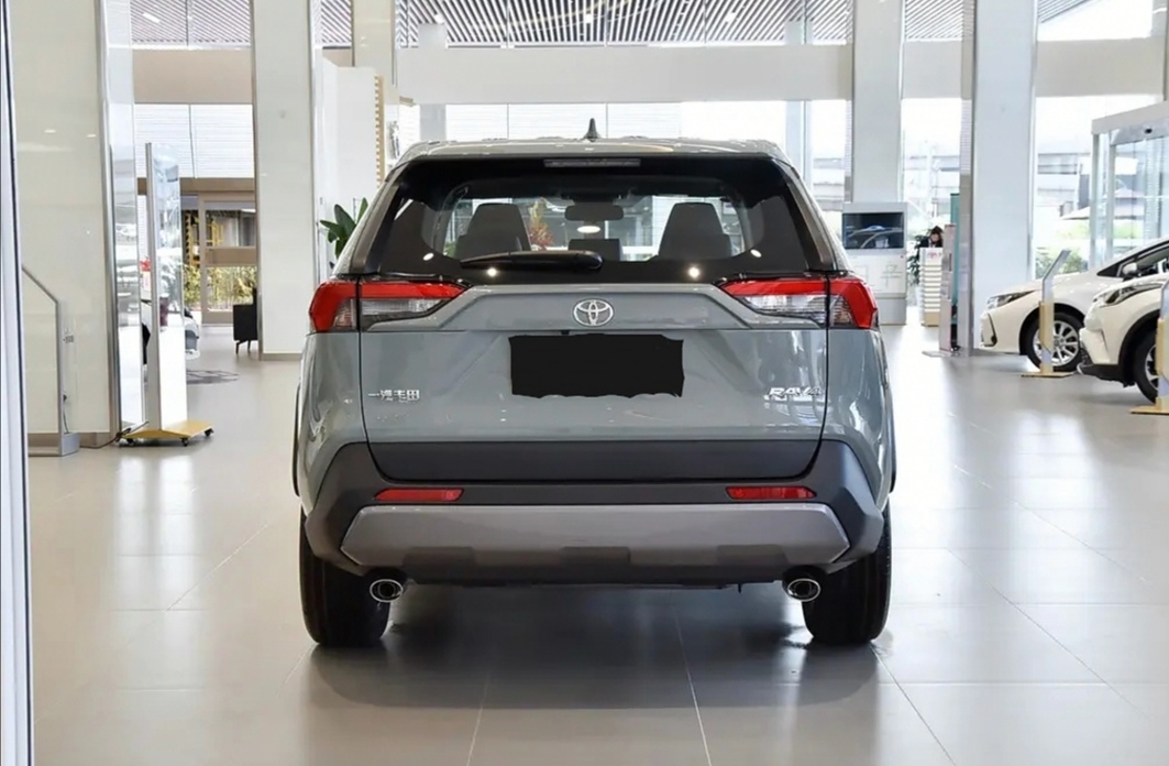 丰田rav4荣放,7个气囊 5.9升油耗,典型的中高端suv