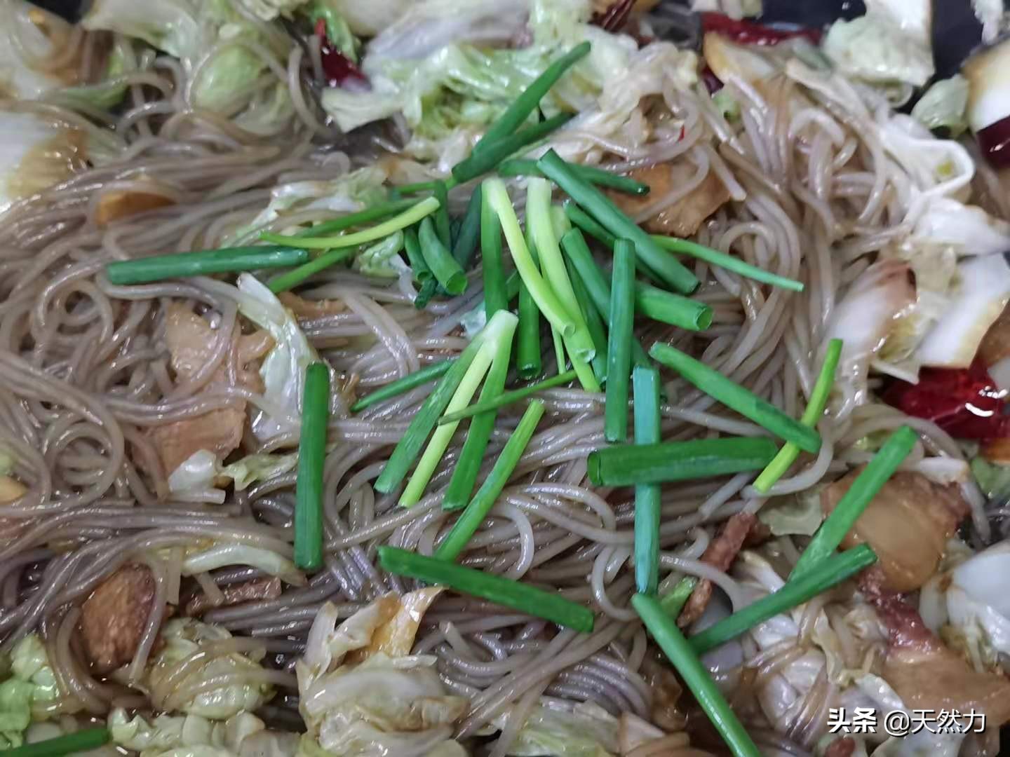 白菜猪肉炒粉条，酒店的做法，家常的味道，简直太美味了