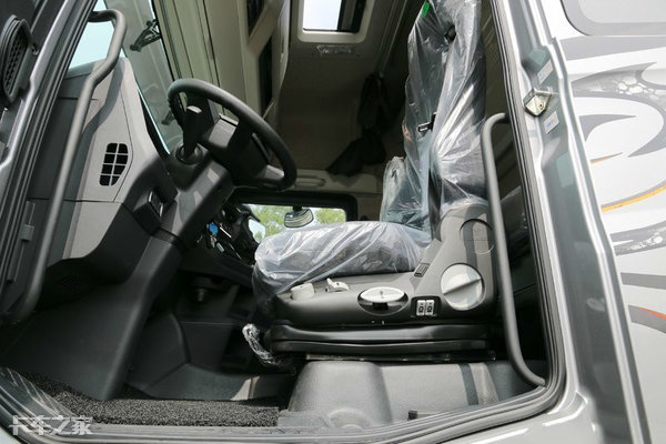 j7驾驶室采用平地板设计,j7驾驶室内高为2150mm,可满足大部分卡友在