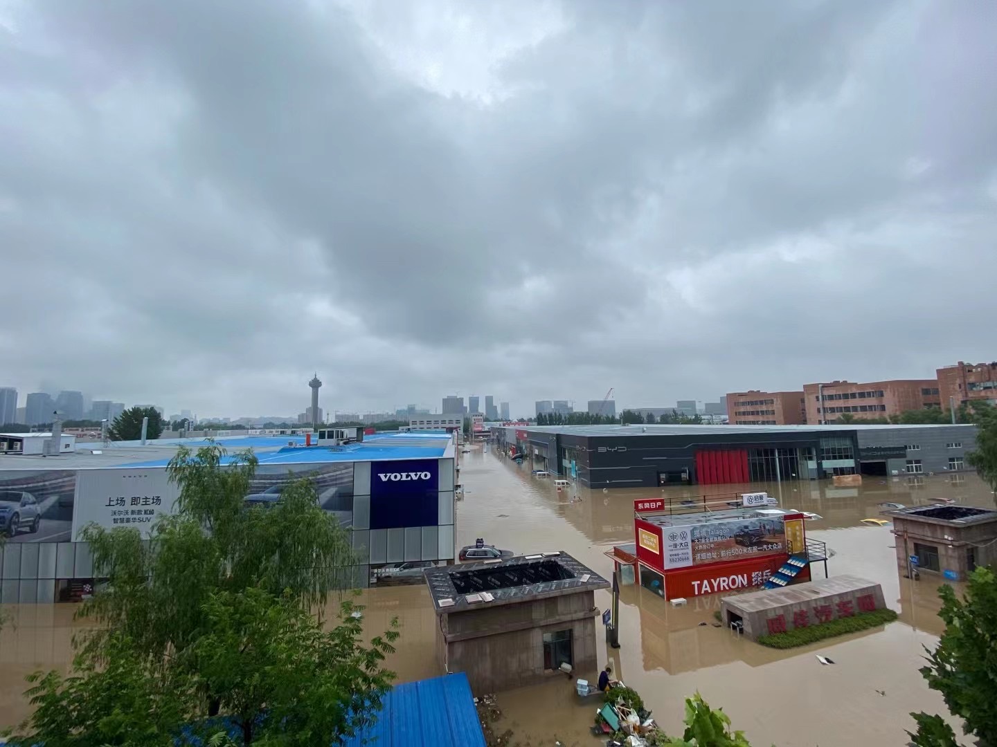 郑州汽车行业受灾严重，有4S店水深过胸口，具体损失正在统计中