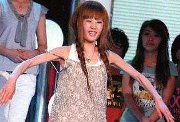 2010年,超女王贝携母整容命丧手术台,母亲私下和解的一幕耐人寻味