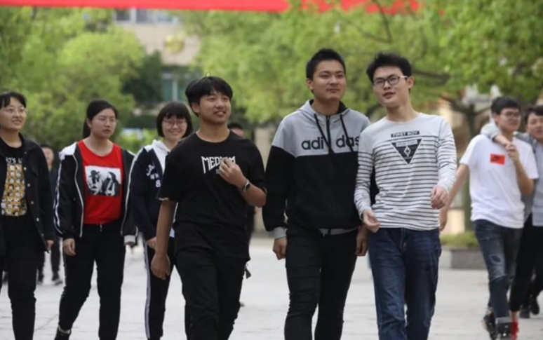 大一新生身份被公开，4064人里1033人是复读生，应届生直言不公平