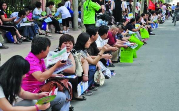 学生参加高考当天，家长是否需要全程陪考？机智的家长这样选择