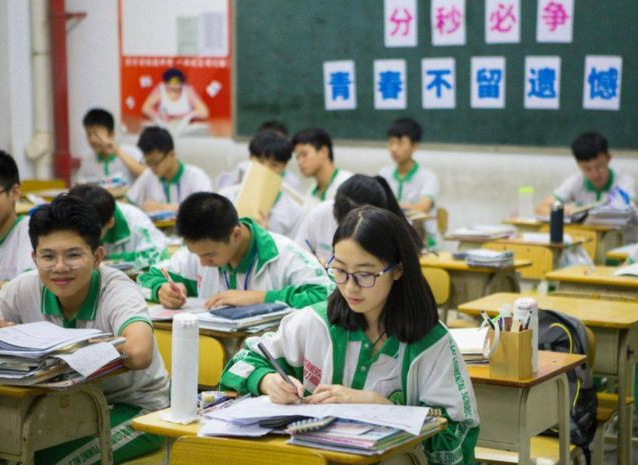 中考迎来新政策，初中生2023年或可“直升高中”？家长要提前了解