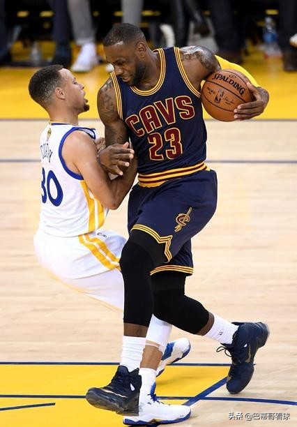 nba最后时刻为什么不包夹(经济学思维看总决赛：勇士为什么不包夹詹姆斯，库里的防守并不差)