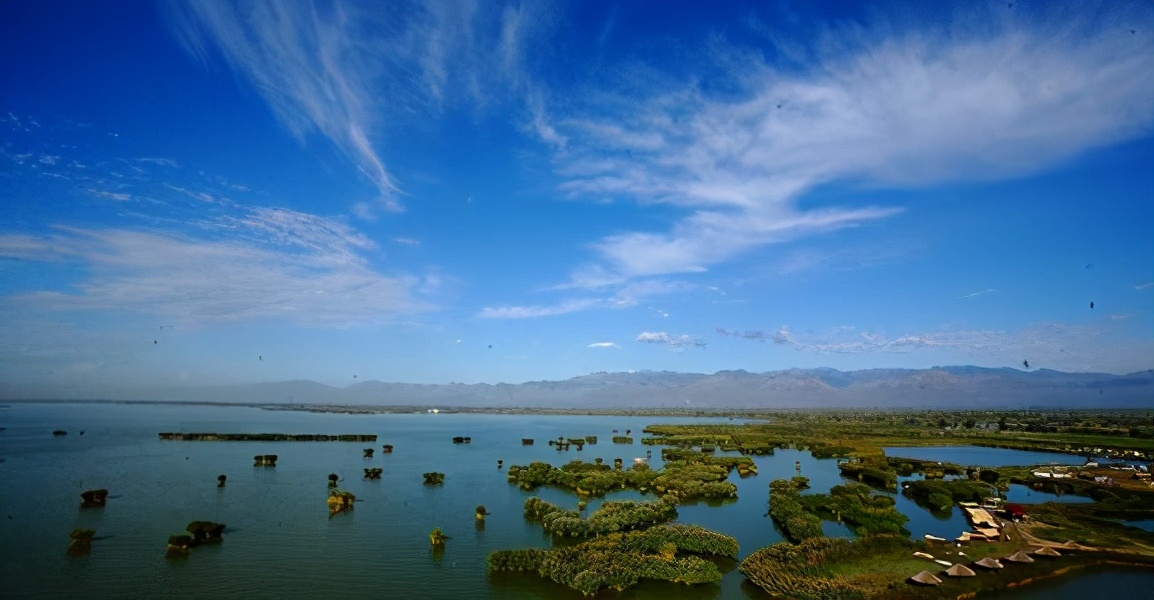 半边风沙半边湖，一沙一湖皆似海