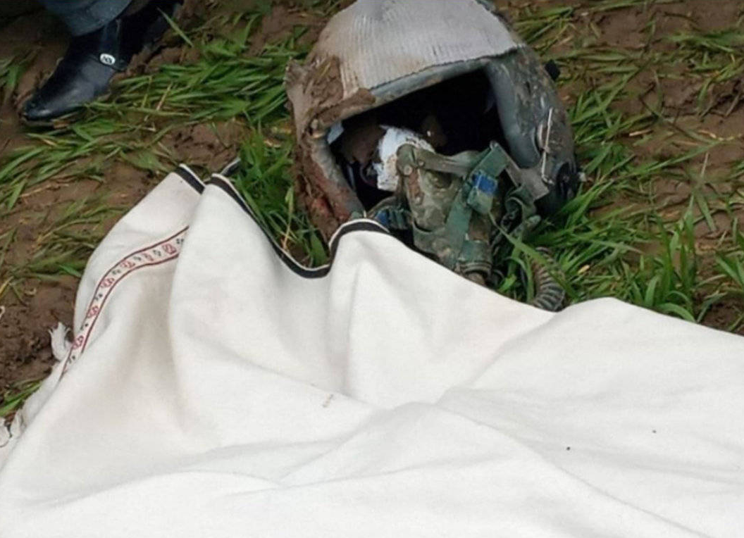 两名飞行员不幸遇难,巴铁歼7坠机现场曝光,给我们也提了个醒