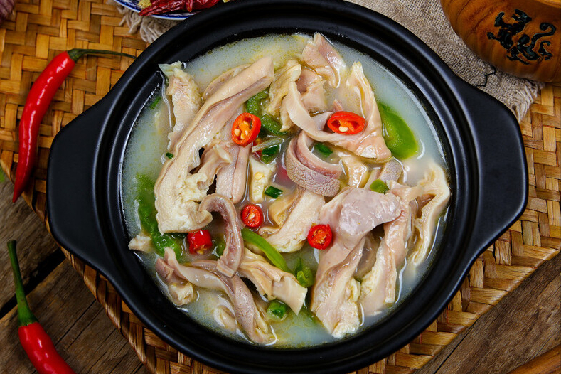 广东人煲猪肚汤有诀窍，别只会焯水，再多加1步，香浓奶白无腥味