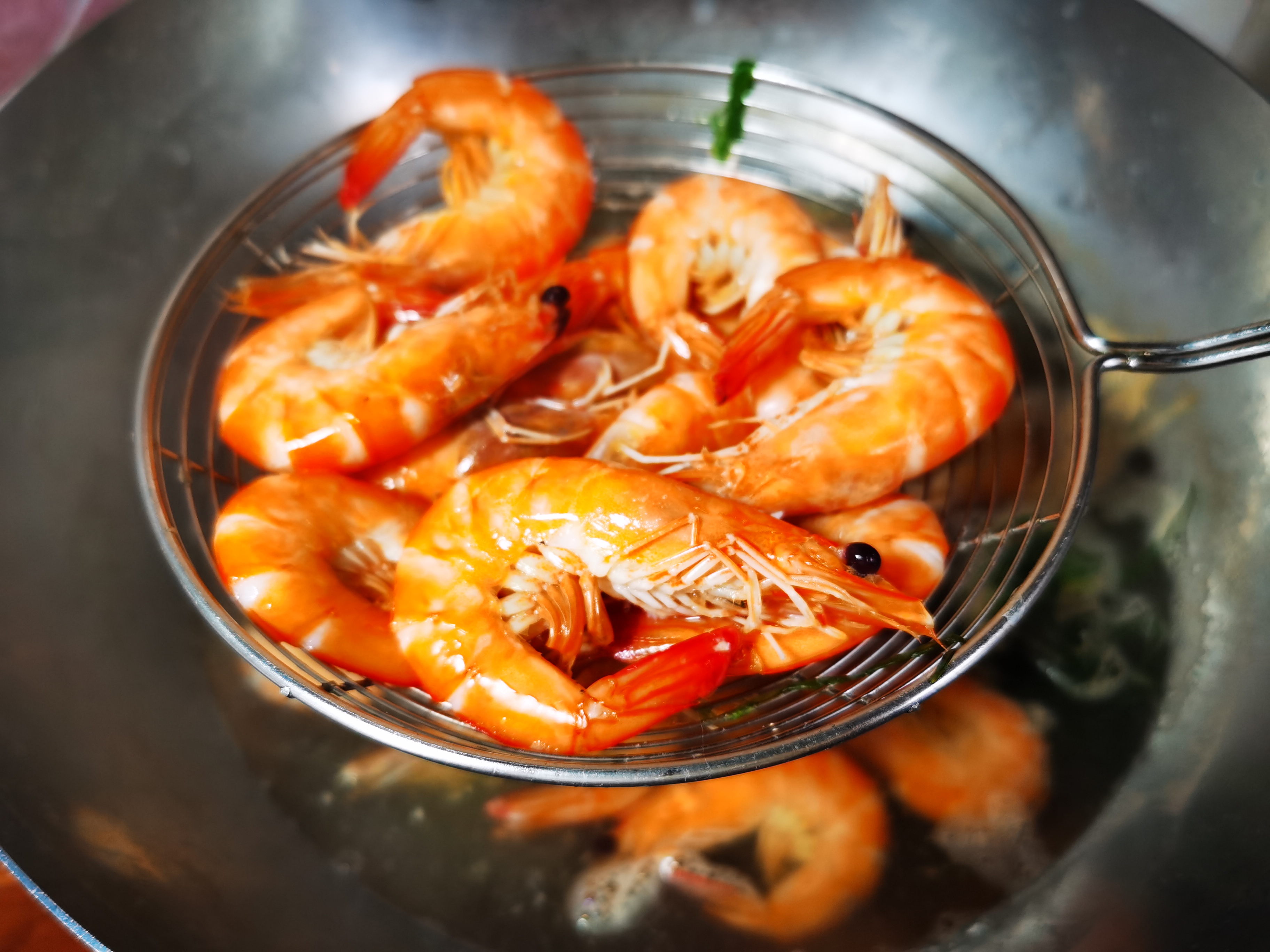 水煮虾是冷水还是热水下锅?很多人弄错了,难怪虾肉不鲜还腥