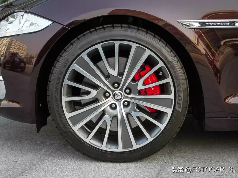 捷豹XJL 5.0巅峰创世版实拍,售价258.8万,它不跟BBA一般见识