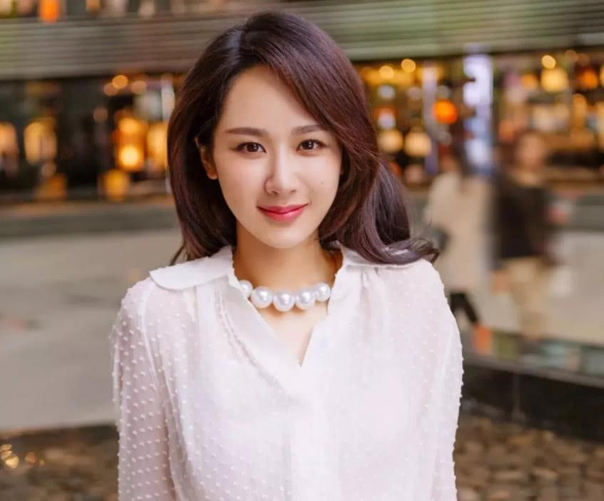 还记得《家有儿女》三姐弟吗？哥哥姐姐都大火，弟弟如今颜值逆袭