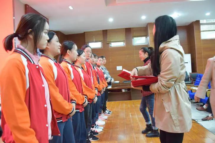 好消息！广安友谊实验学校召开教研成果表彰会教科研学术推进会