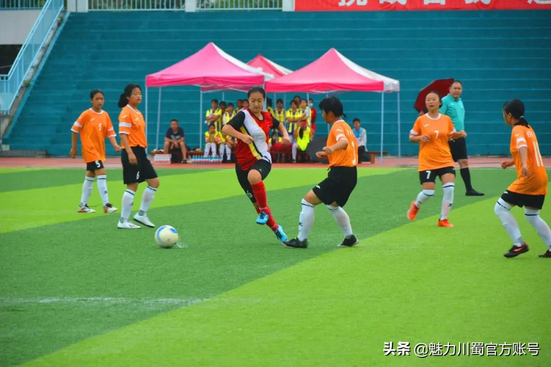 四川省江油中学:雨中足球赛开踢!“足球少女”太帅了