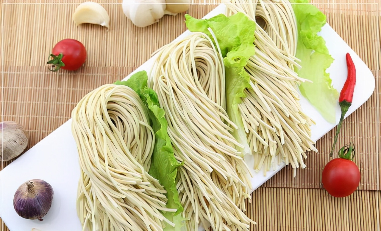 常吃挂面会让你营养不均衡、肠道紊乱，还可能引发肥胖。建议适量食用。