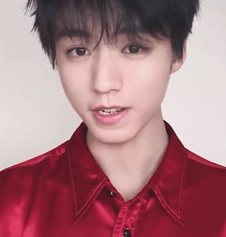 沈腾拍彩妆广告，还在线涂口红试色，沈叔叔是想劝人拔草吧……