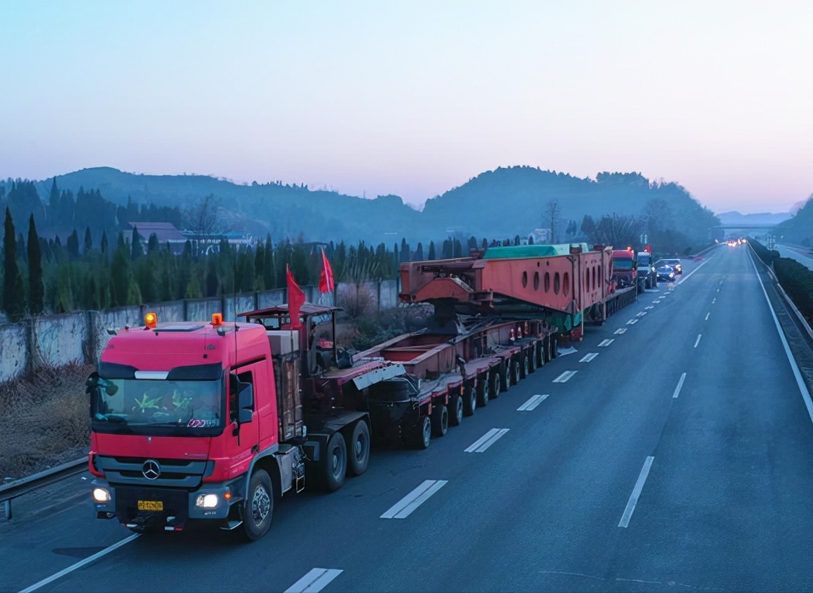 湖南高速惊现400吨巨无霸货车，最高时速限制引发关注