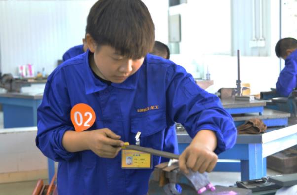 小张自主创业开了一家服装店因为进货时没有进行