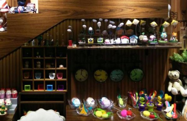 小张自主创业开了一家服装店因为进货时没有进行