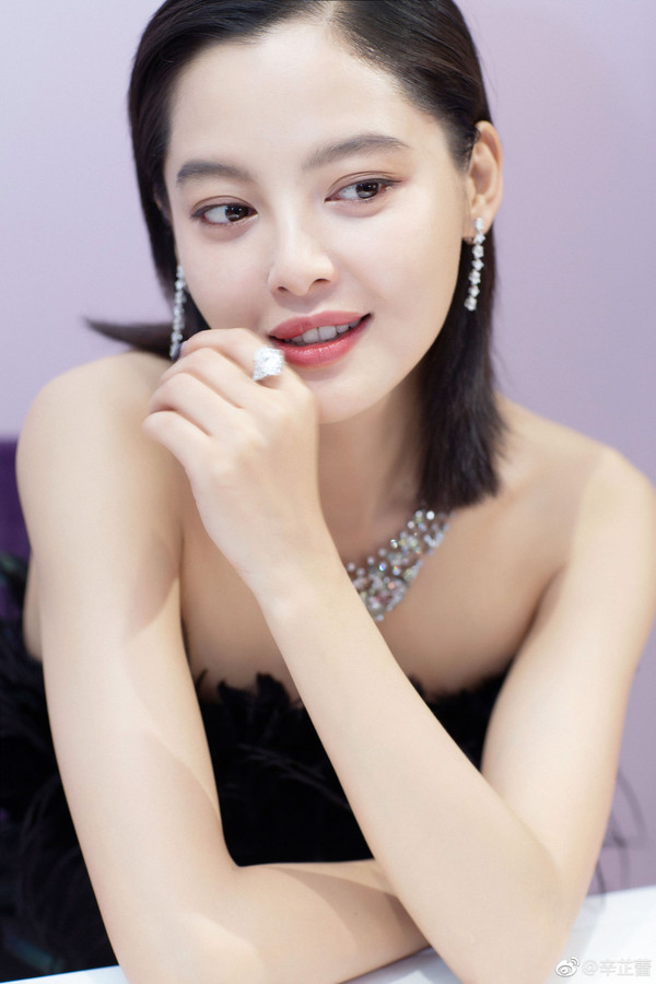 好看的明星同款发型那么多，为什么偏偏是辛芷蕾的锁骨发爆红了？