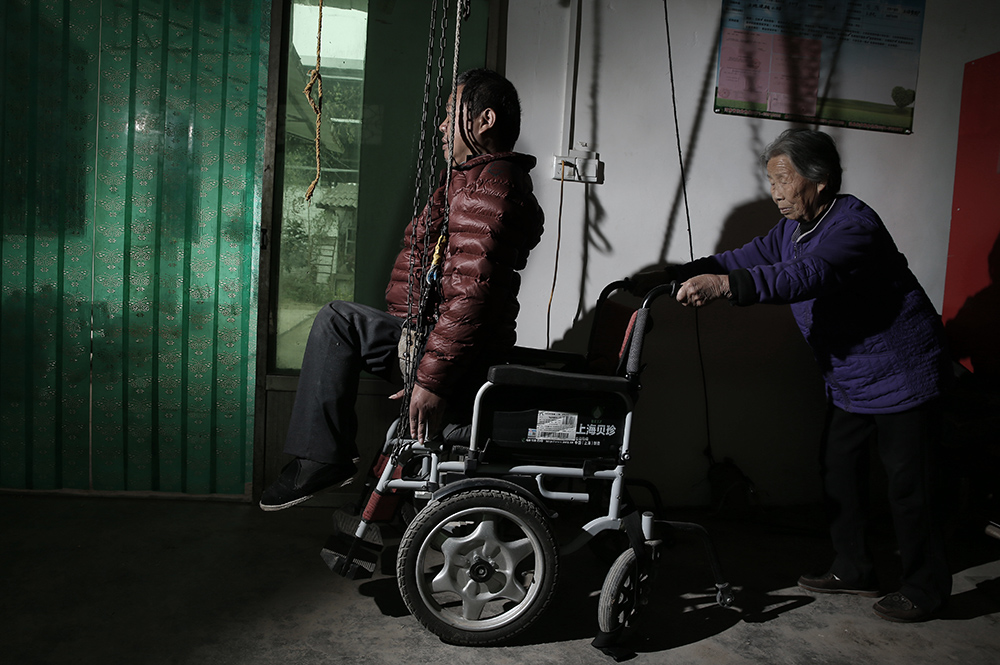 88岁农妇照料两瘫儿40年，愿“一辈子做他们的拐杖”