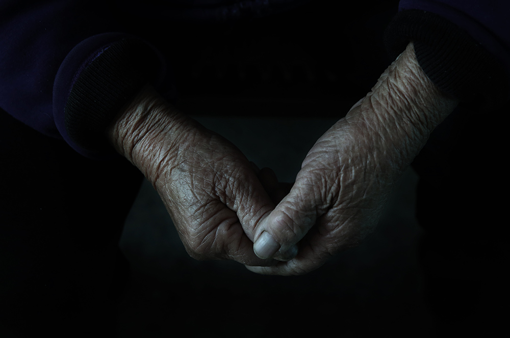 88岁农妇照料两瘫儿40年，愿“一辈子做他们的拐杖”