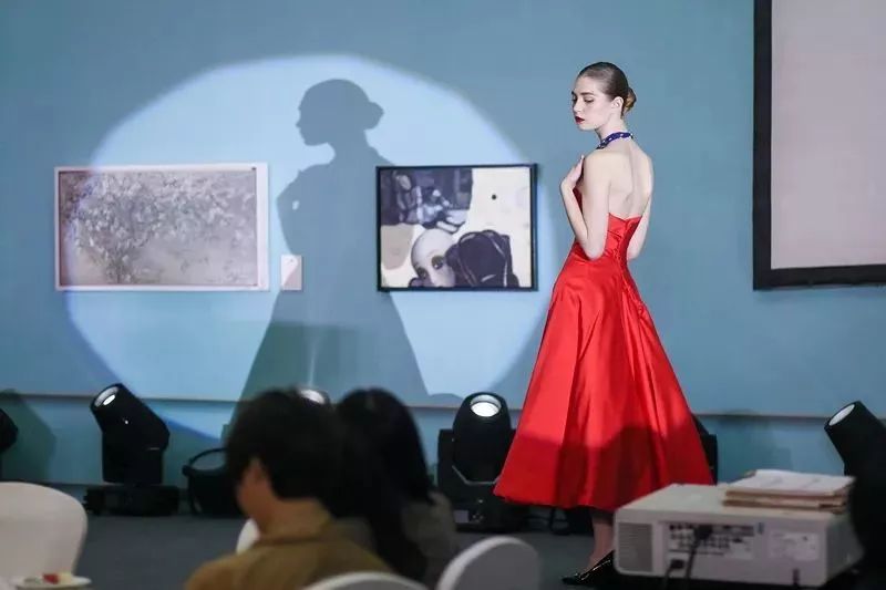 初冬虽冷，城事依旧热