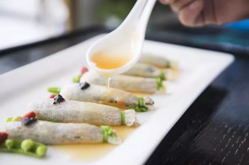 初冬虽冷，城事依旧热