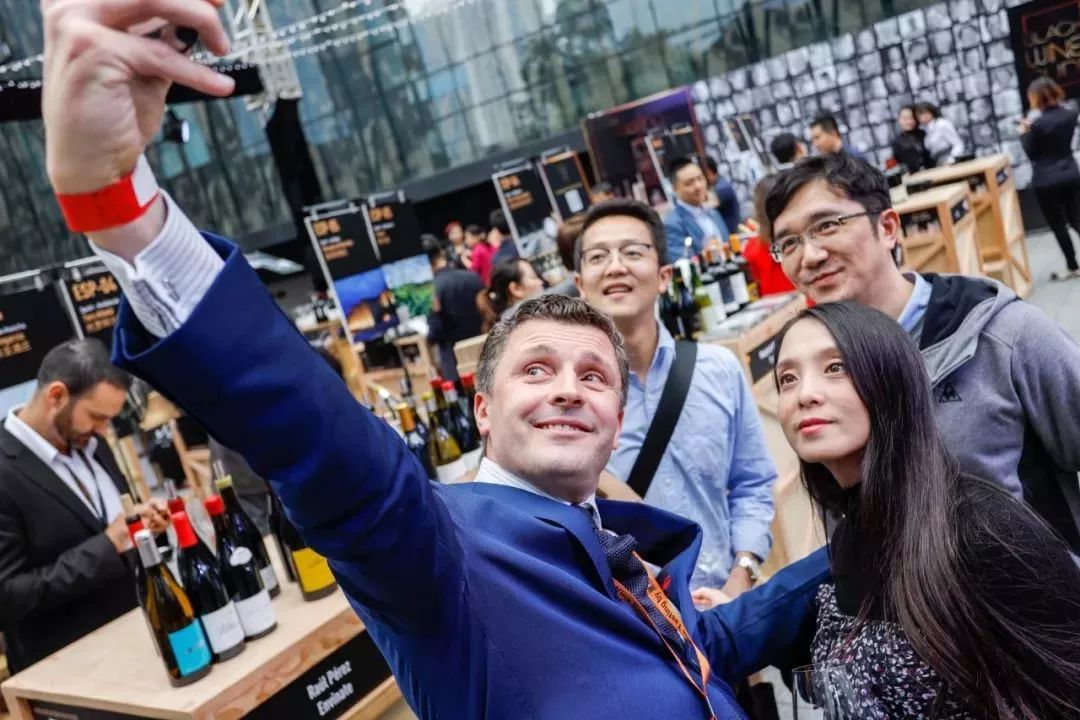 初冬虽冷，城事依旧热