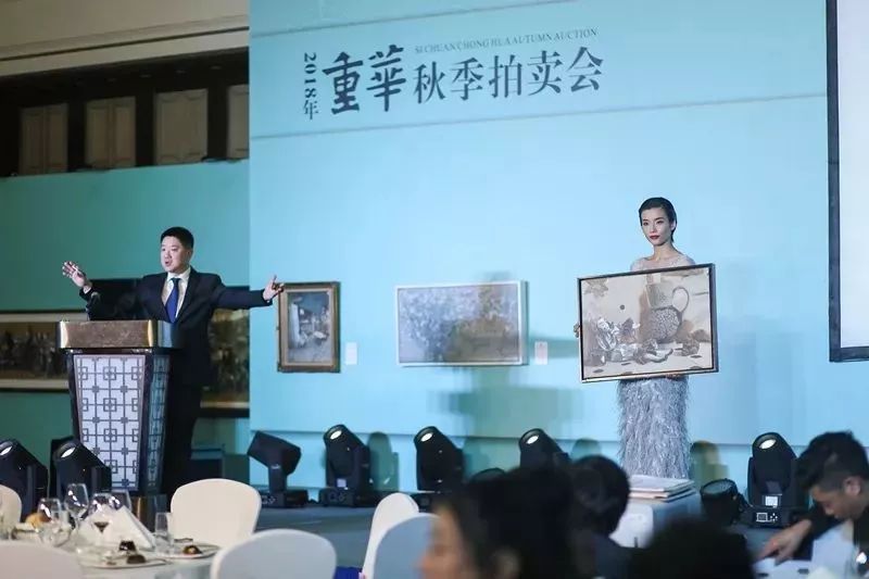 初冬虽冷，城事依旧热