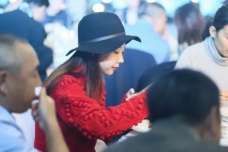 初冬虽冷，城事依旧热