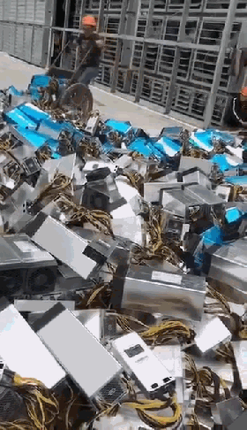 比特币闪崩，矿机论斤甩卖，杭州知名币圈玩家：曾有无数机会接近财务自由，现在两手空空