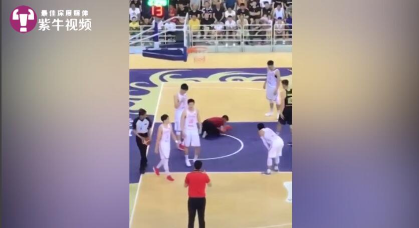 为什么nba有个人擦地(「紫牛新闻」靠擦地获20万年薪工作，中国篮协赞他“让平凡伟大”)