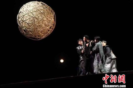 濮存昕、胡军两代“王子”的舞台与李六乙导演的作品《哈姆雷特》的初演再会