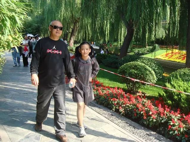 “中国最有钱作家”郑渊洁：一个掏粪未遂的悲情胖子