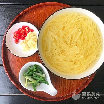 辣炒土豆丝（零基础在家轻松学辣炒土豆丝）