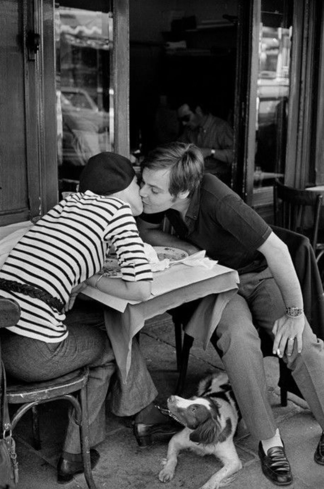 布列松选取的素材通常都是微小的,"在摄影中,最小的事物可以成为伟大